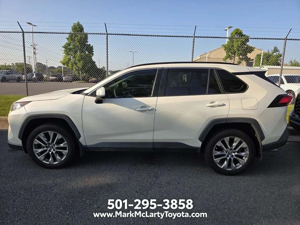 Used 2021 White Toyota XLE Premium image 7