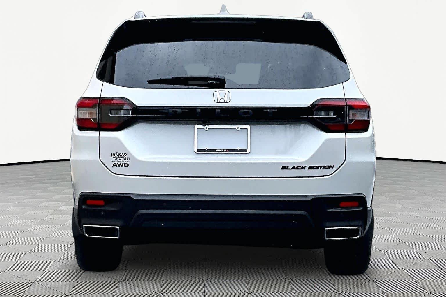 Used 2025 Platinum White Pearl Honda Black Edition image 5