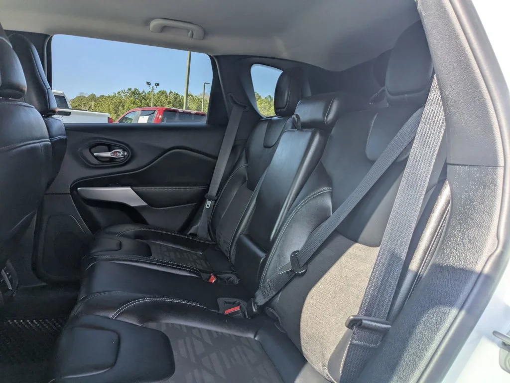 Used 2022 Bright White Clearcoat Jeep X image 22