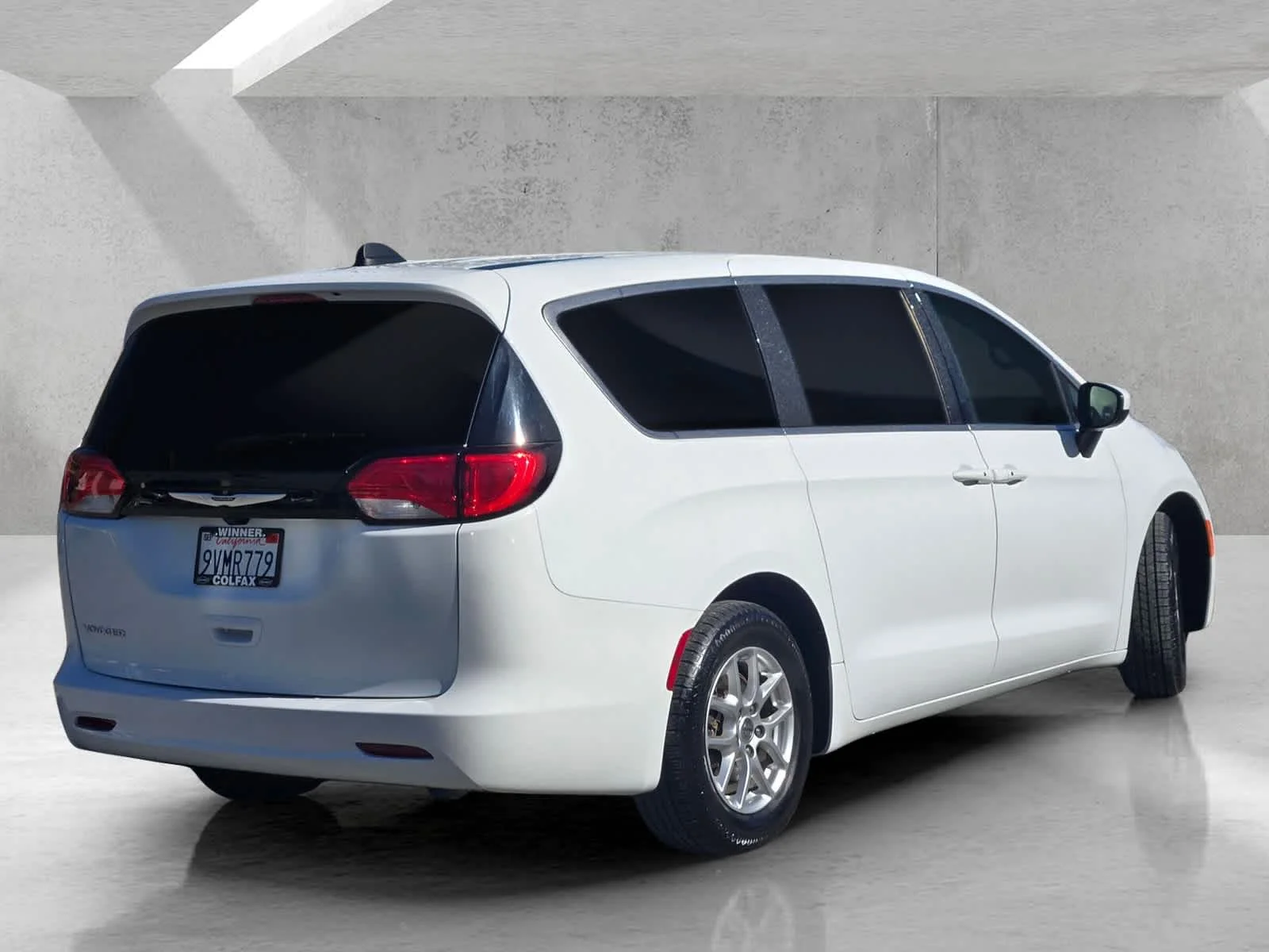 Used 2023  Chrysler LX image 4