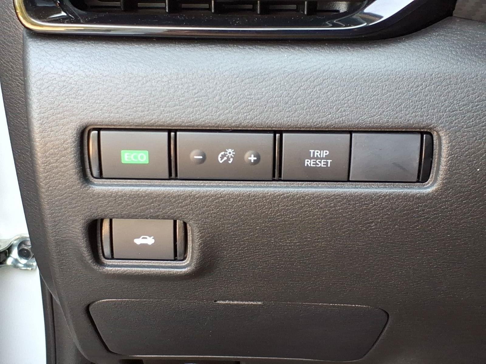 Used 2025 Aspen White Tricoat/Super Black Nissan SR image 19