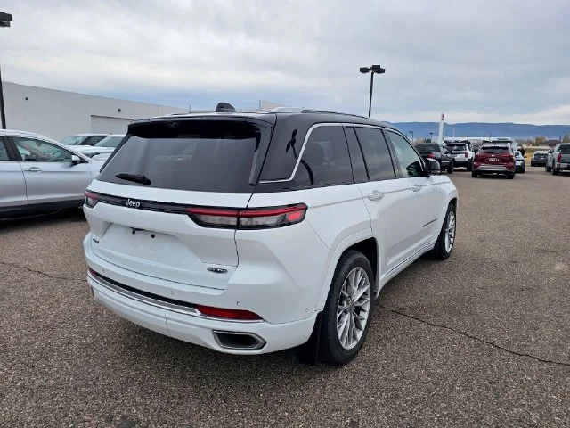 Used 2023  Jeep Summit image 9