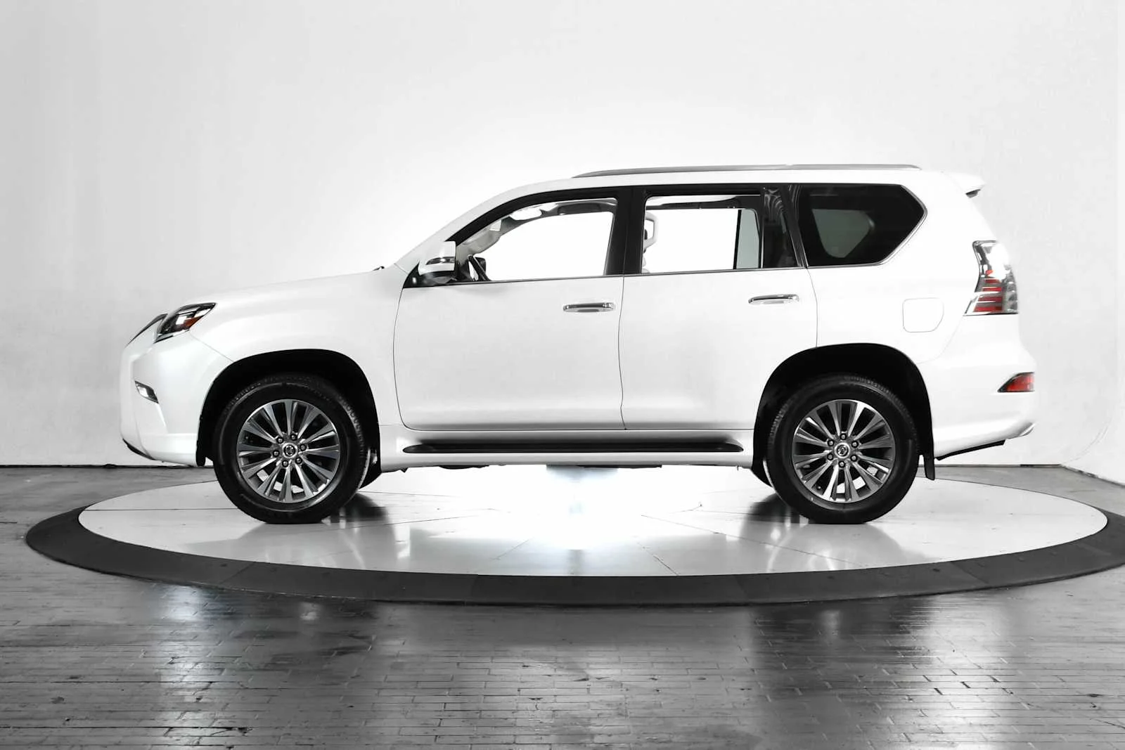 Used 2023 Eminent White Pearl Lexus Luxury image 2