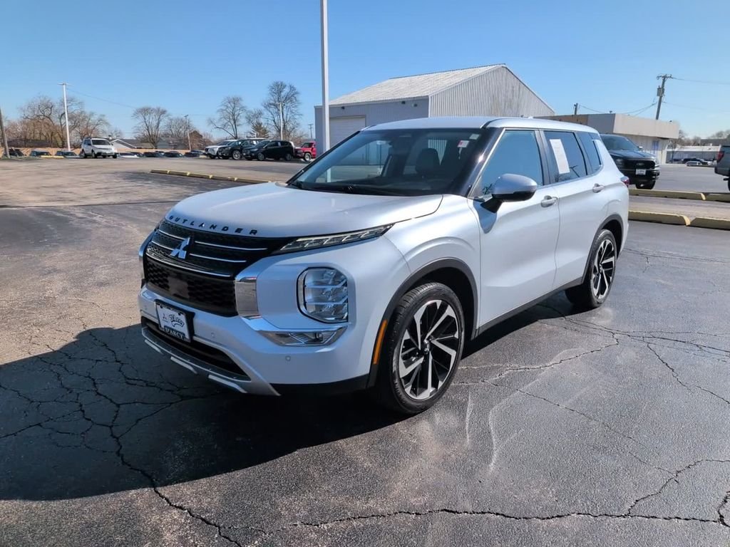 Used 2023 White Mitsubishi SE image 2