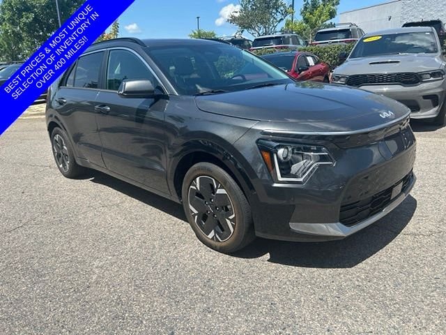 Used 2024 Gray Kia Wind image 1