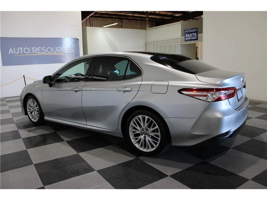 Used 2018 Silver Toyota XLE Sedan 4D image 10