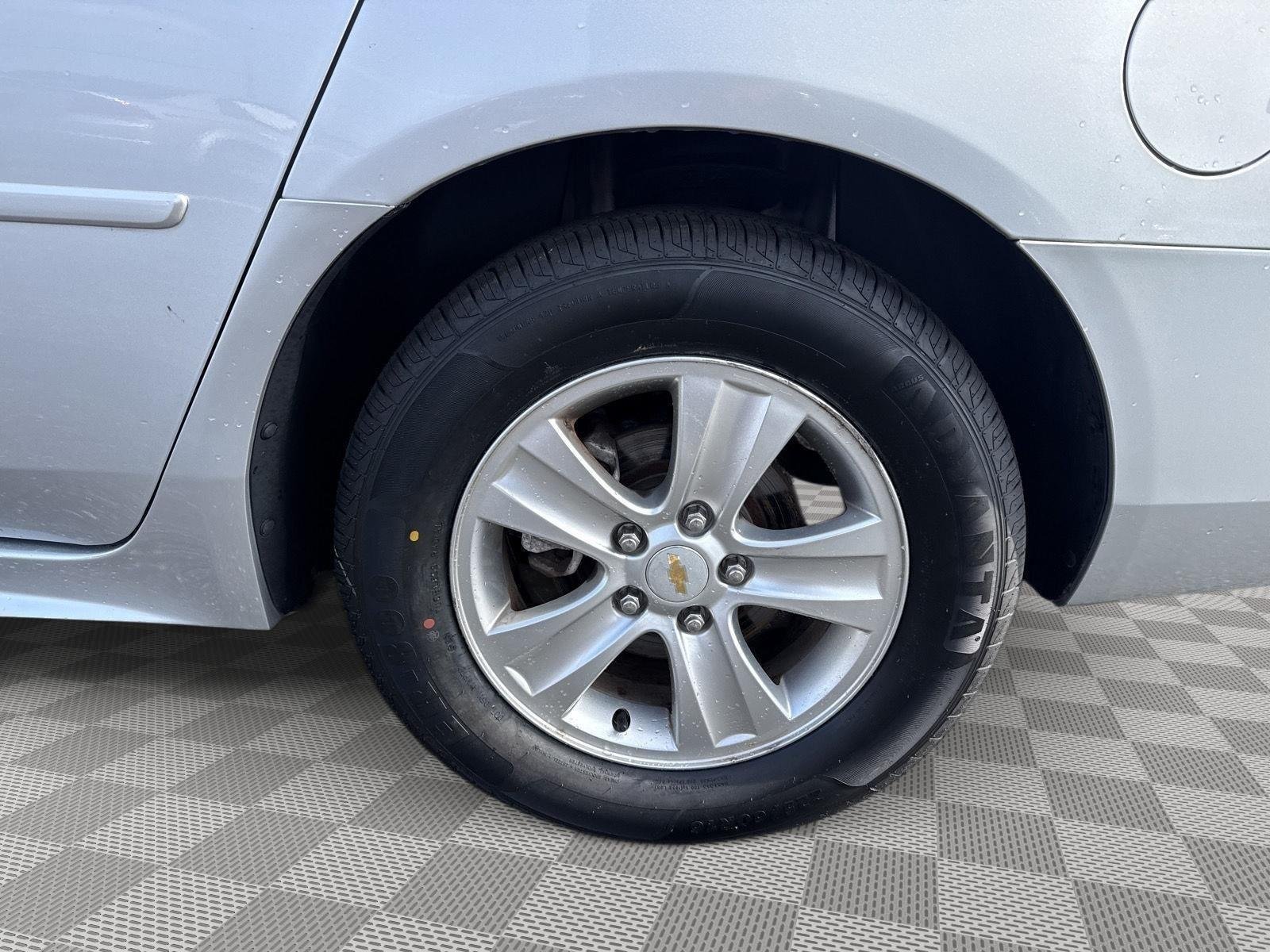 Used 2014 Silver Ice Metallic Chevrolet LS image 17