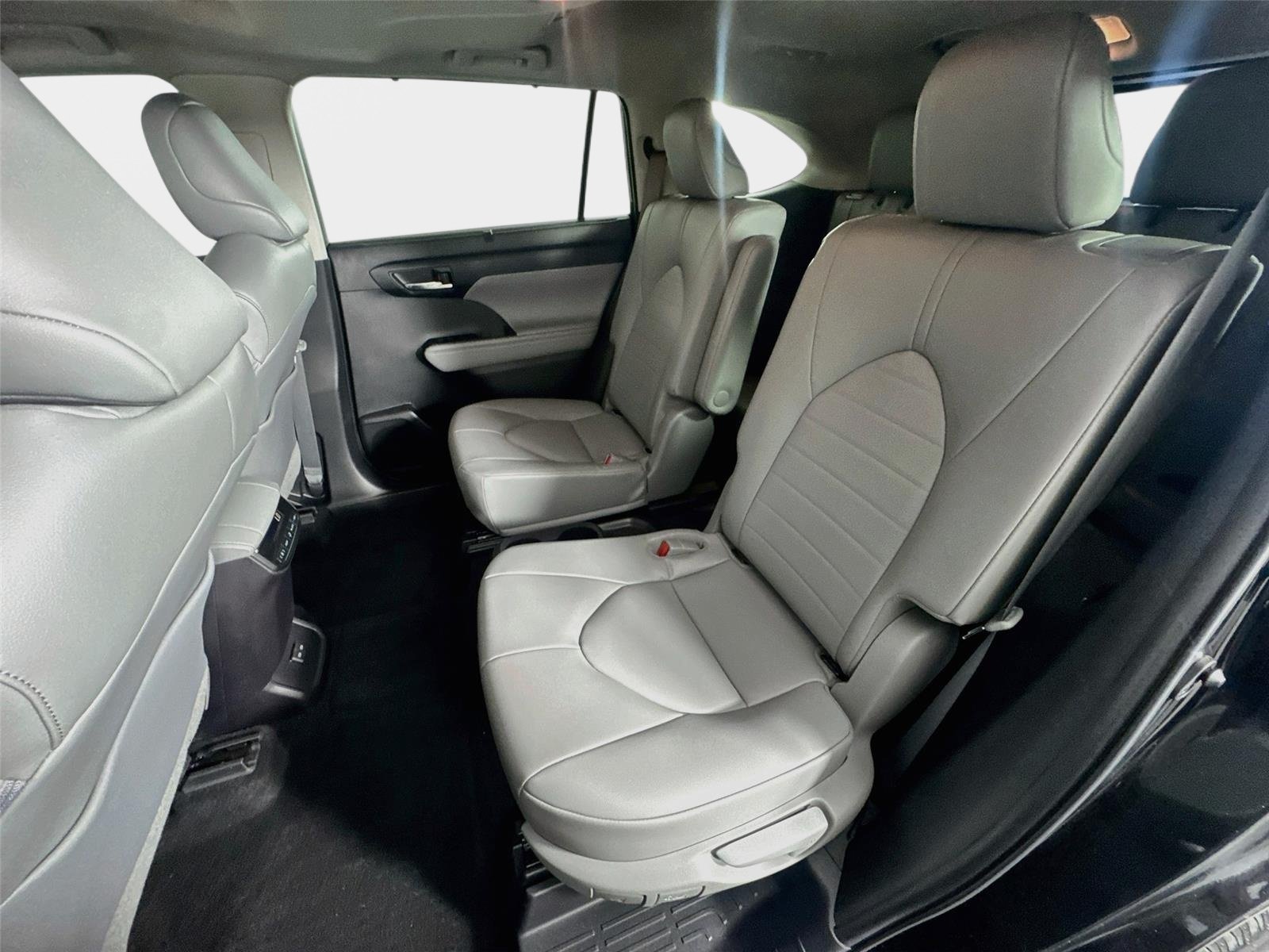 Used 2022 Midnight Black Metallic Toyota XLE image 22