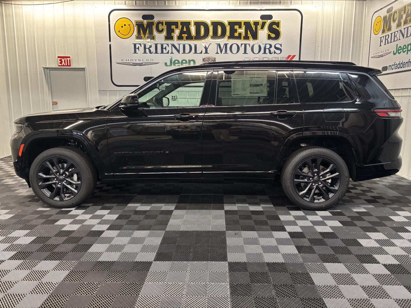 New 2026 Diamond Black Crystal Pearl-Coat Exterior Paint Jeep Limited Reserve image 6