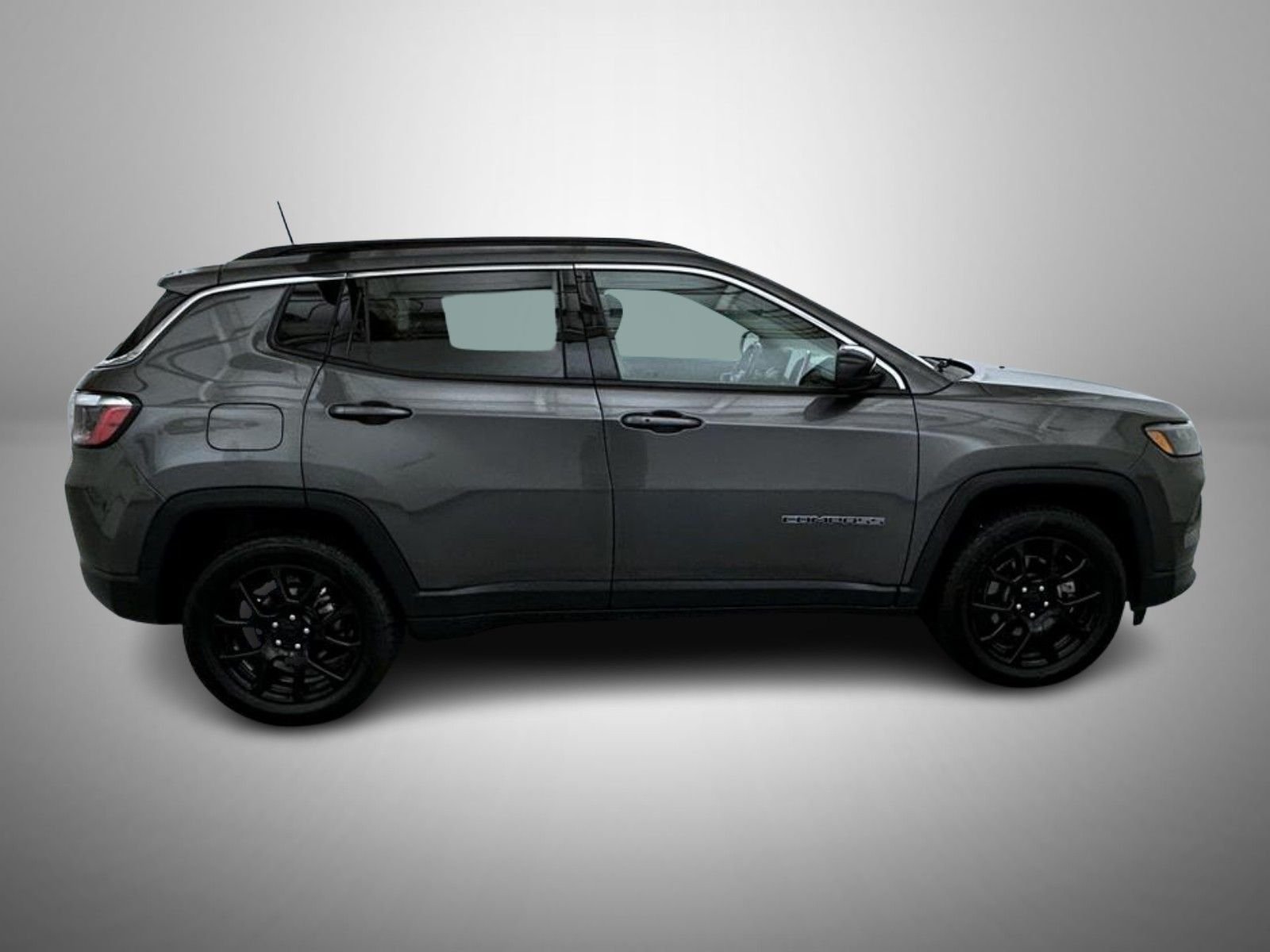 Certified Used 2022 Gray Jeep Latitude Lux image 4