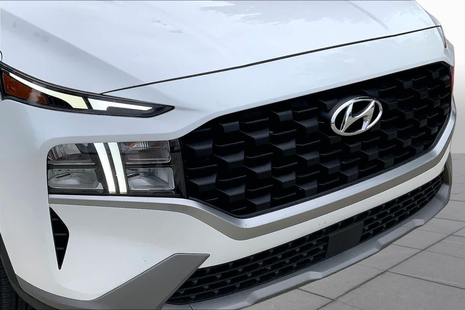 Used 2022 Quartz White Hyundai SE image 32