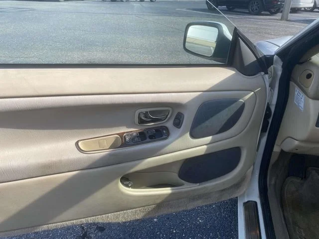 Used 1999 White Volvo Base image 12