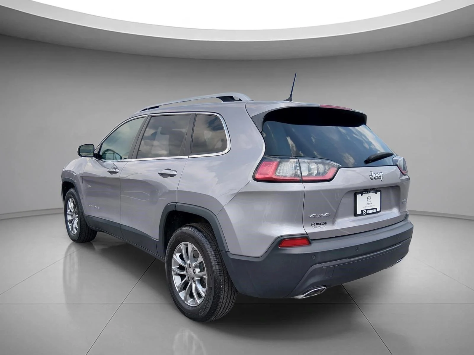 Used 2019 Granite Crystal Metallic Clearcoat Jeep Latitude Plus image 2