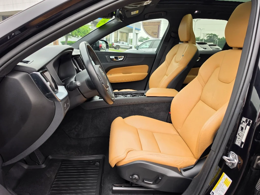 Used 2019 Onyx Black Metallic Volvo T6 Momentum image 32