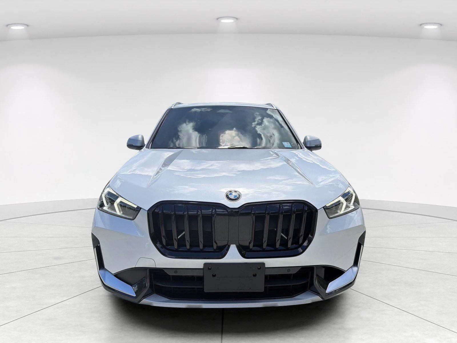 Used 2024 Mineral White Metallic BMW xDrive28i image 2