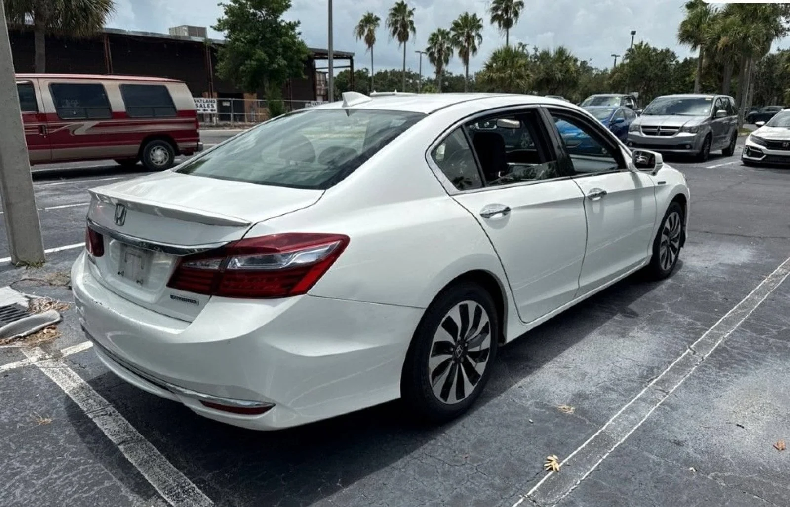 Used 2017 White Orchid Pearl Honda EX-L image 5