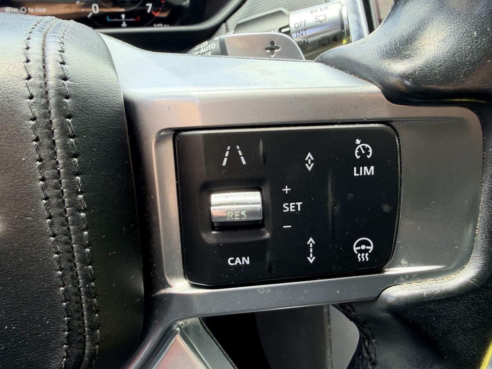 Used 2022 Black Land Rover HSE R-Dynamic image 11