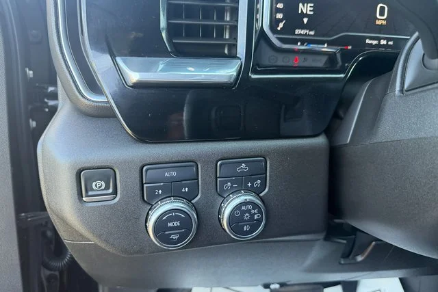 Used 2025 Onyx Black GMC Elevation image 20