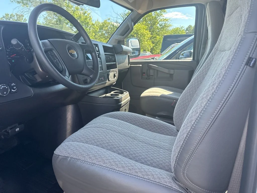 Used 2025 White Chevrolet LT image 3