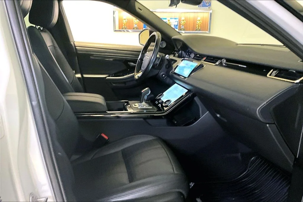 Used 2020 White Land Rover R-Dynamic HSE image 7