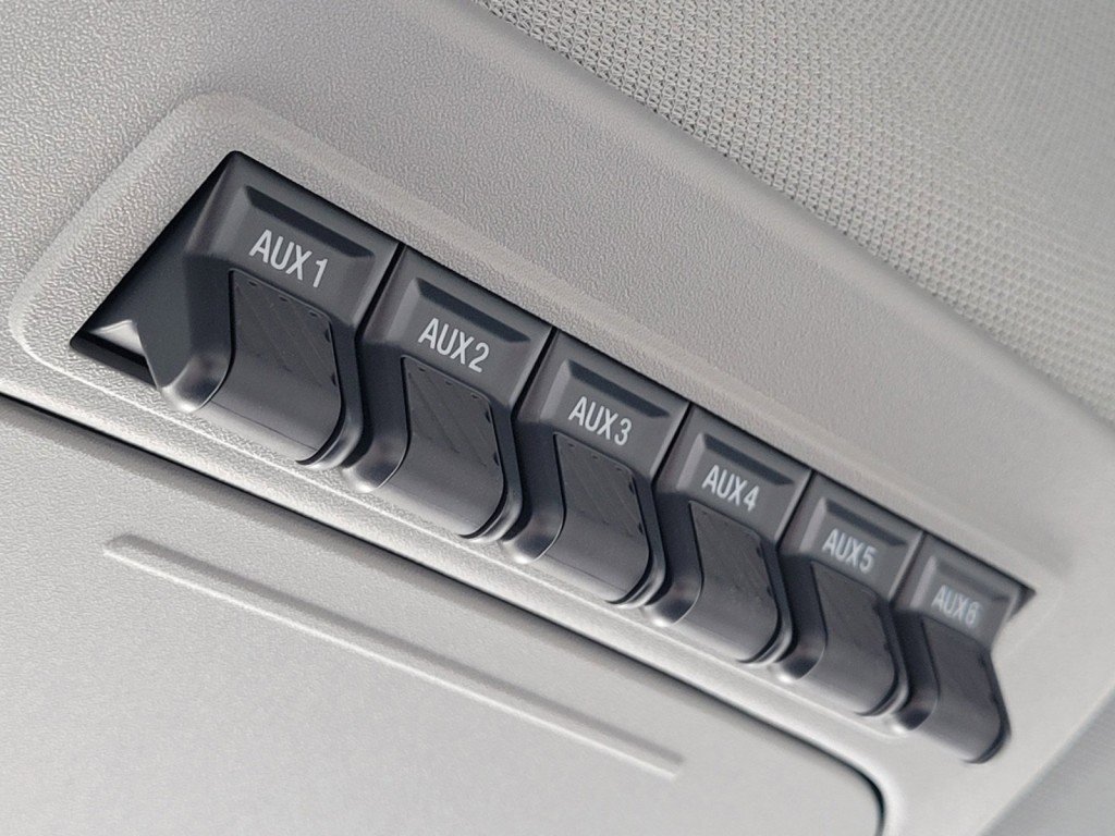 New 2023 Oxford White Ford XLT image 6
