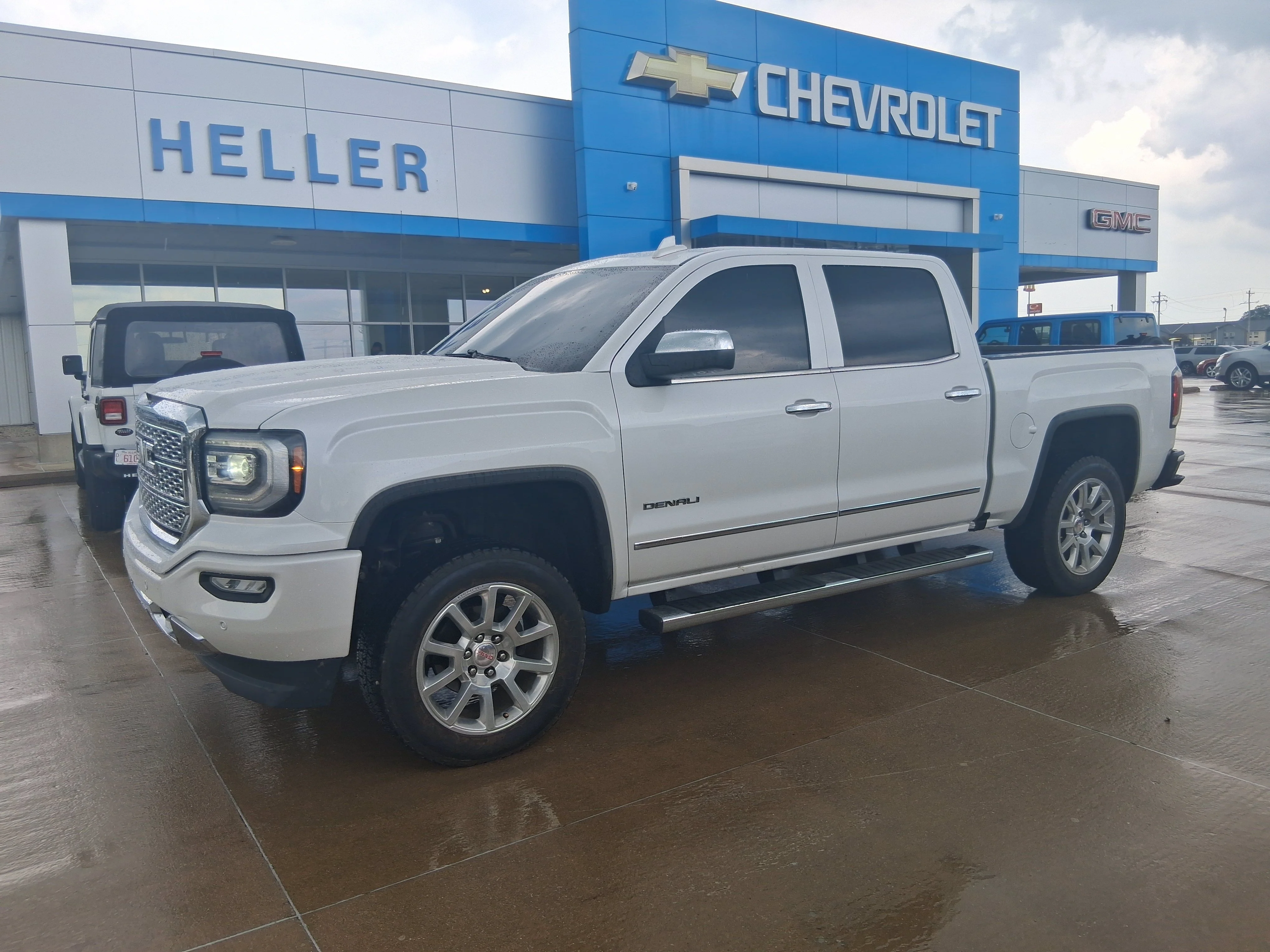 Used 2018 WHITE FROST TRICOAT GMC Denali image 3