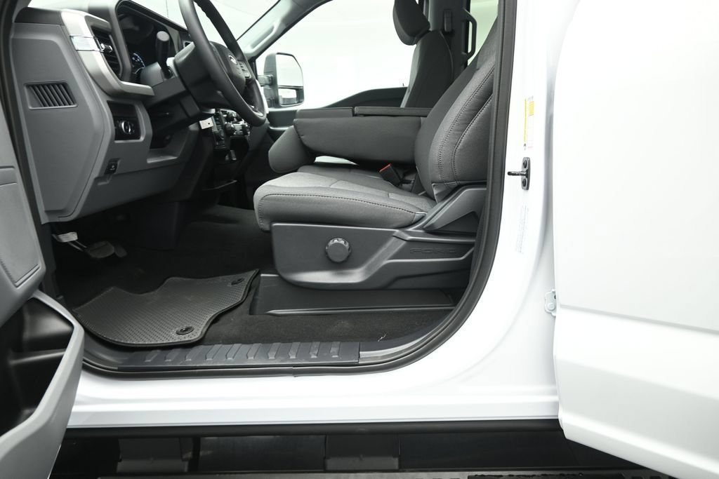 New 2026 Oxford White Ford XL image 8