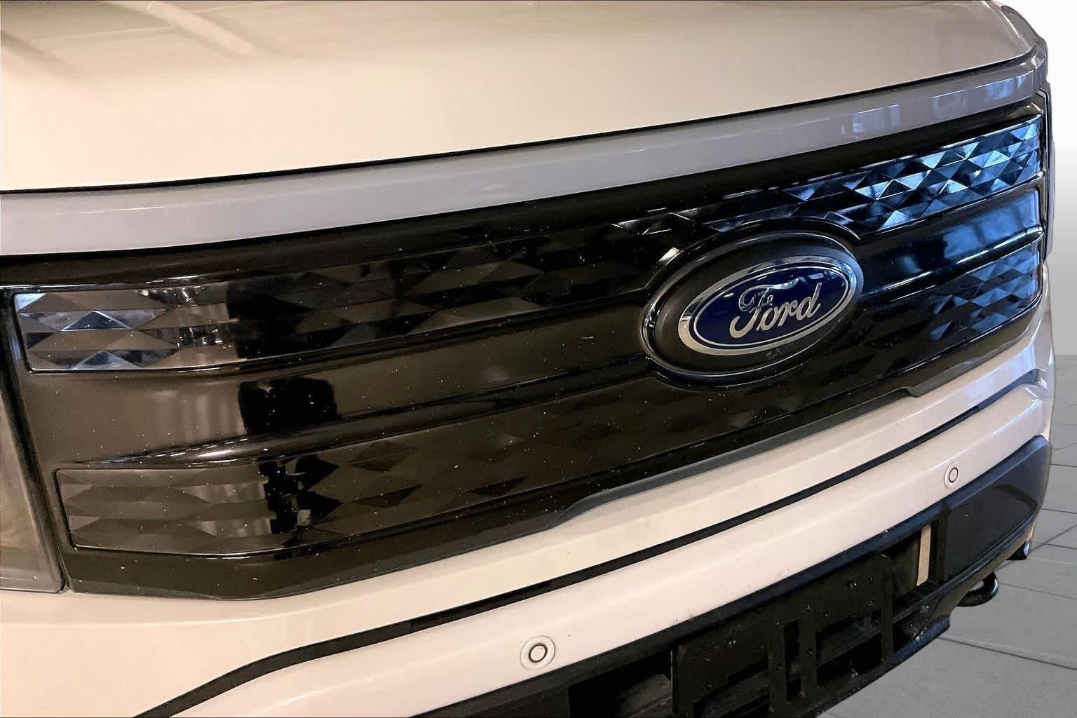 Used 2023 Star White Metallic Tri-Coat Ford Platinum image 28