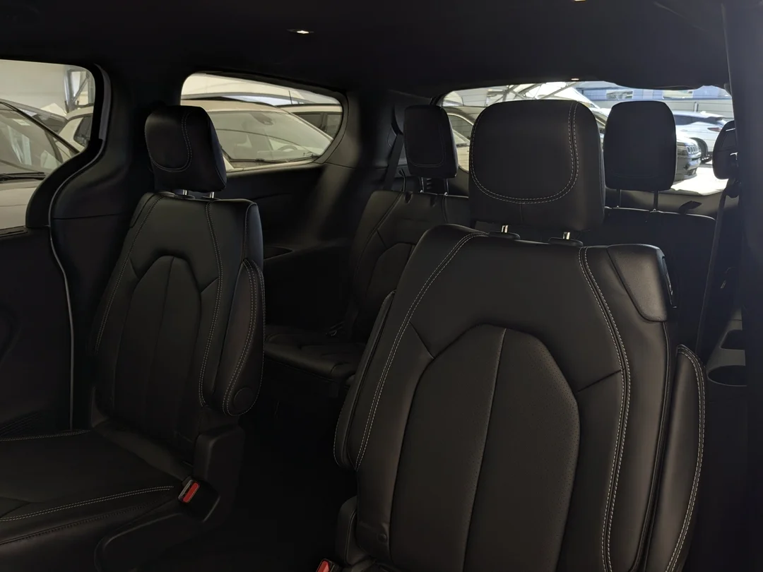 New 2026 White Chrysler Select - - FWD - 360 Camera - FAV Edition - Power Liftgate - Remote Start & More! image 28
