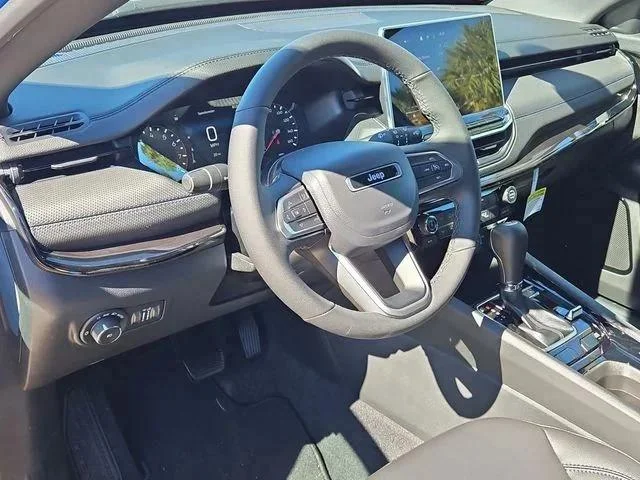 New 2026 Hydro Blue Pearl-Coat Exterior Paint Jeep Latitude image 18