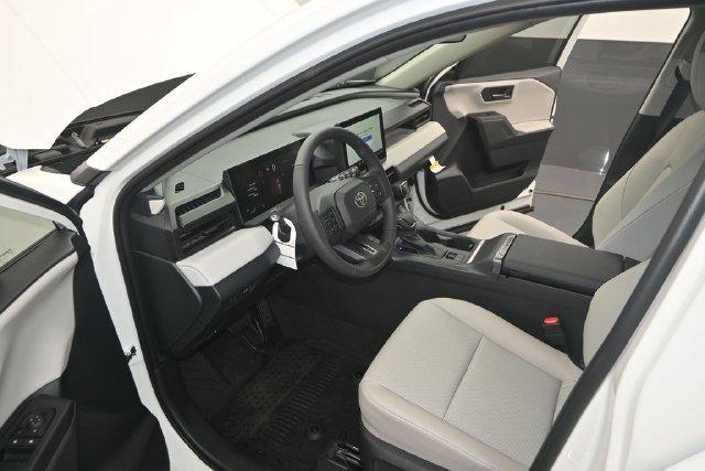 New 2026 Ice Cap Toyota XLE Premium image 4