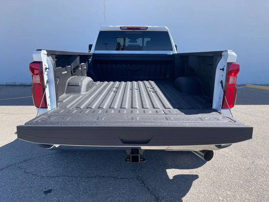 New 2026 Summit White Chevrolet LT DRW image 6