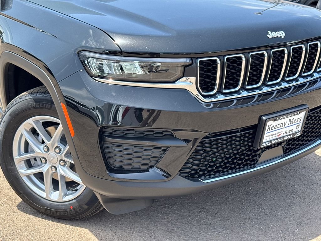 New 2026 Diamond Black Crystal Pearl-Coat Exterior Paint Jeep Laredo image 6