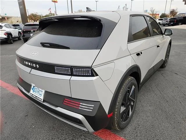 New 2026 Cyber Gray Hyundai SE image 4