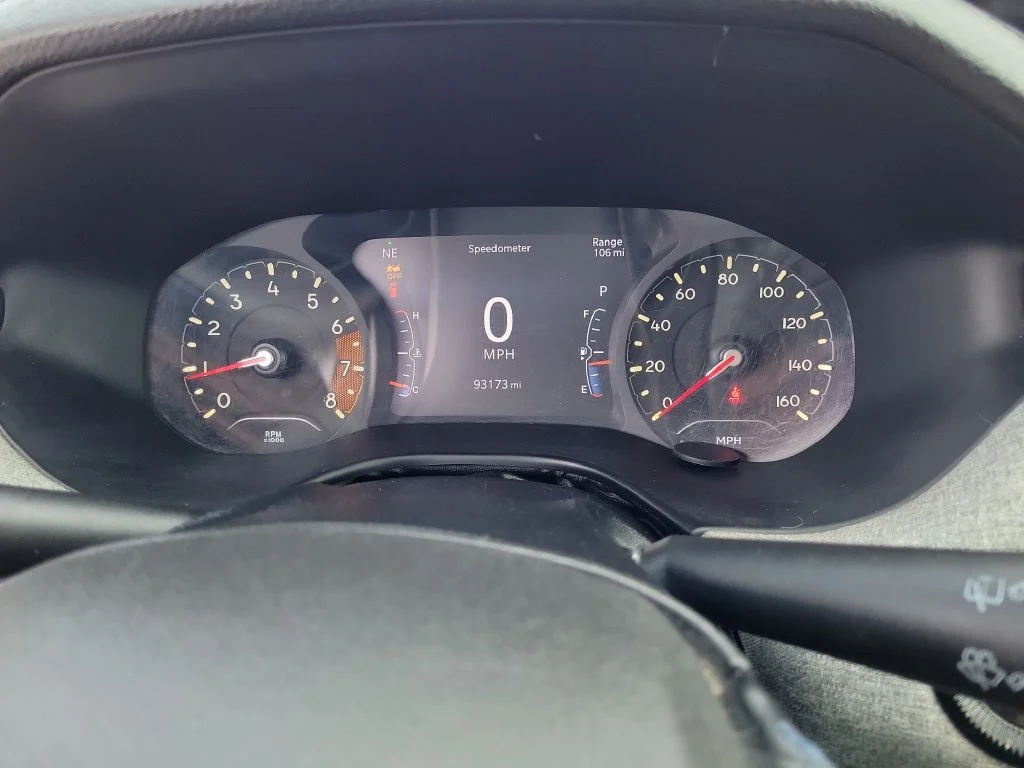 Used 2022 White Jeep Latitude image 34