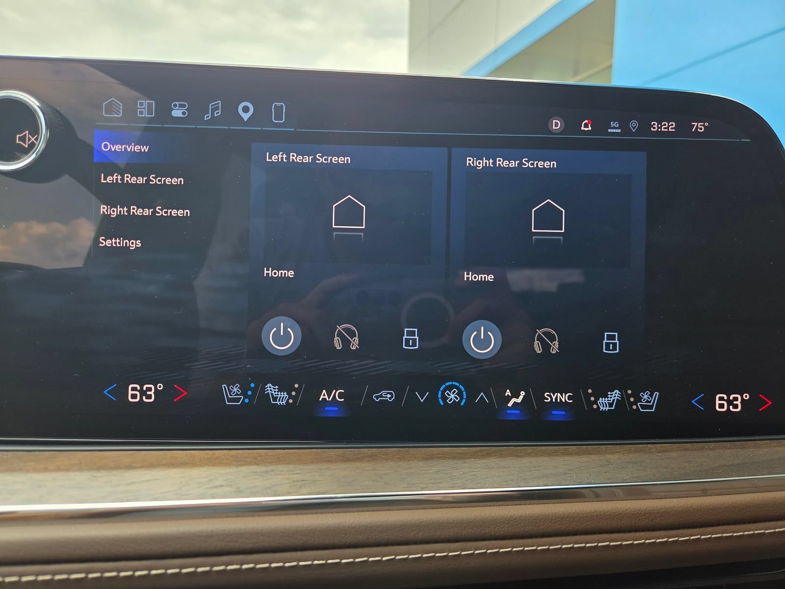 Used 2026 Lakeshore Blue Metallic Chevrolet High Country Deluxe with 24in Wheels - Technology & Entertainment - Super Cruise - Panoramic Sunroof image 26