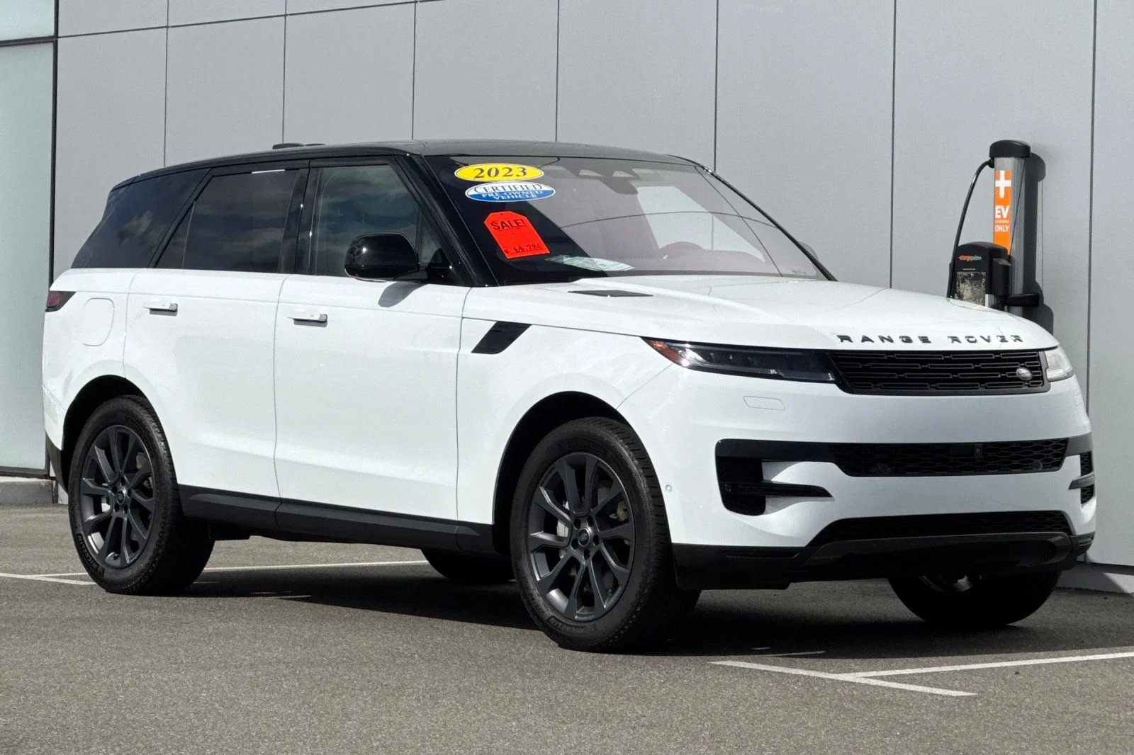 Used 2023 White Land Rover SE image 7