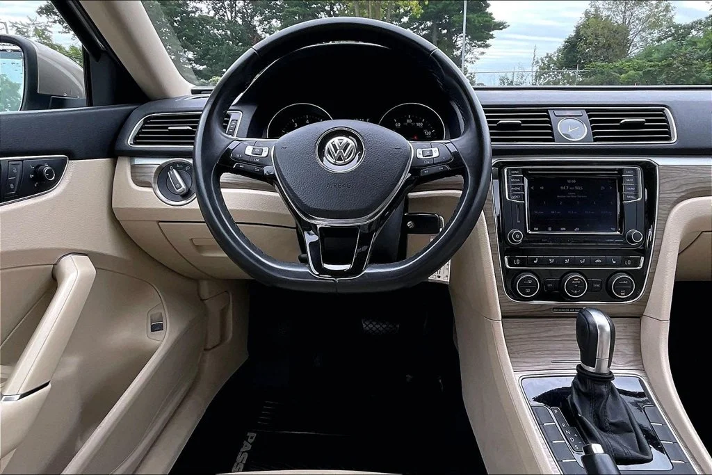 Used 2016 Silver Volkswagen 1.8T SE image 4