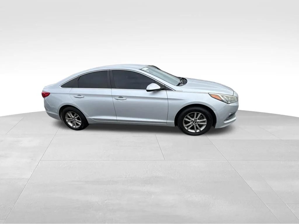 Used 2016 Silver Hyundai SE image 33