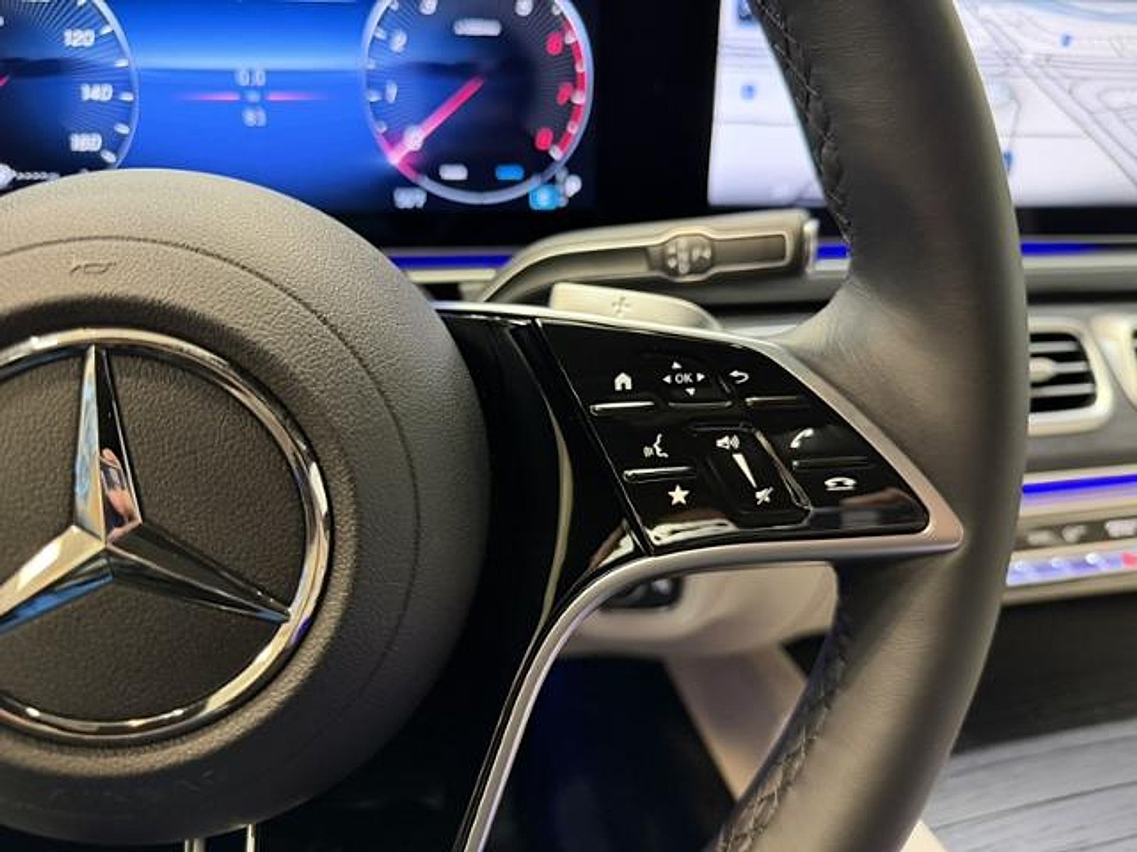 Certified Used 2026 Black Mercedes-Benz 4MATIC® image 19