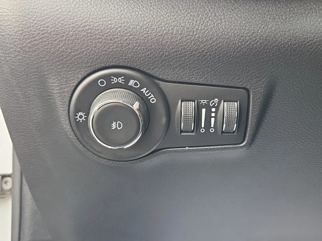 Used 2024 White Jeep Latitude image 28