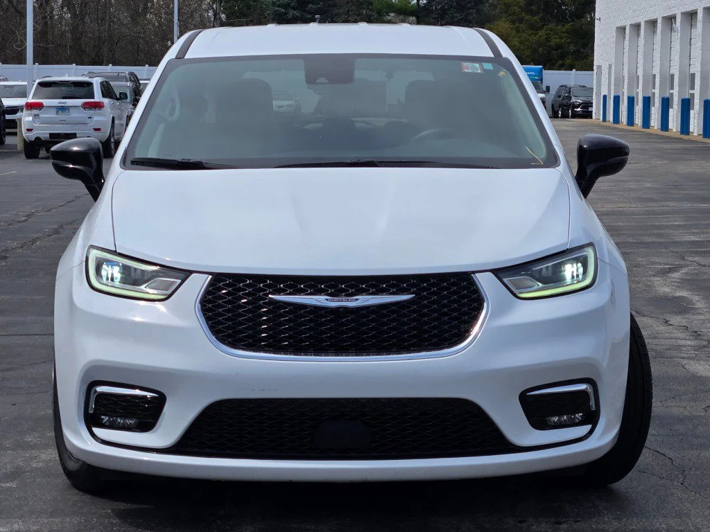 Used 2024 White Chrysler Touring L image 4