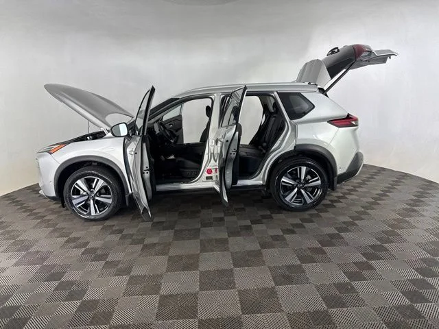 Certified Used 2022 Silver Nissan Platinum image 9