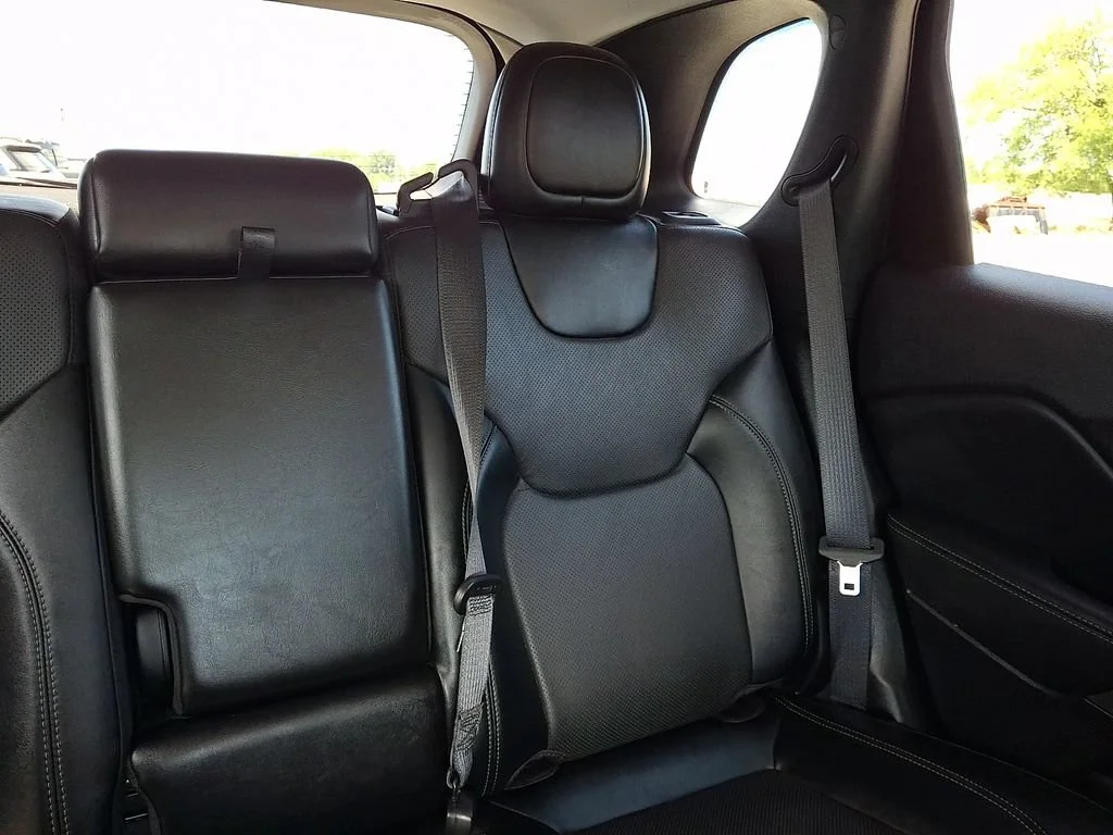 Used 2022 Granite Crystal Metallic Clearcoat Jeep Latitude Lux image 21
