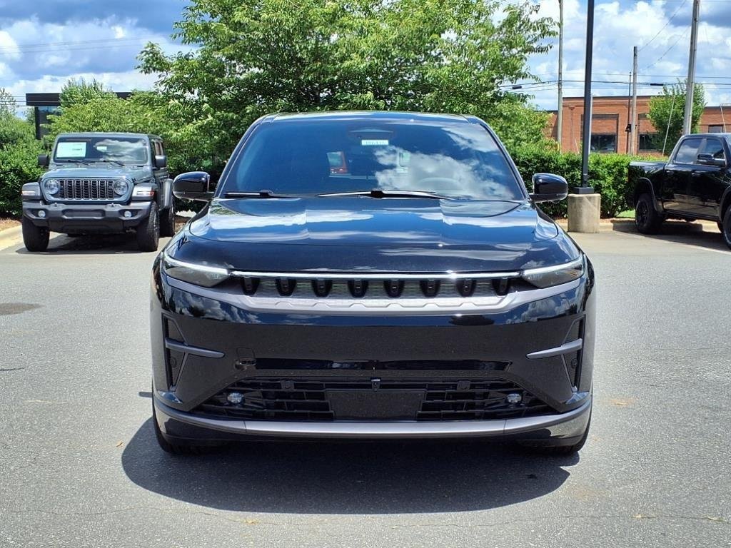 New 2025 Diamond Black Crystal Pearl-Coat Exterior Paint Jeep Limited image 2