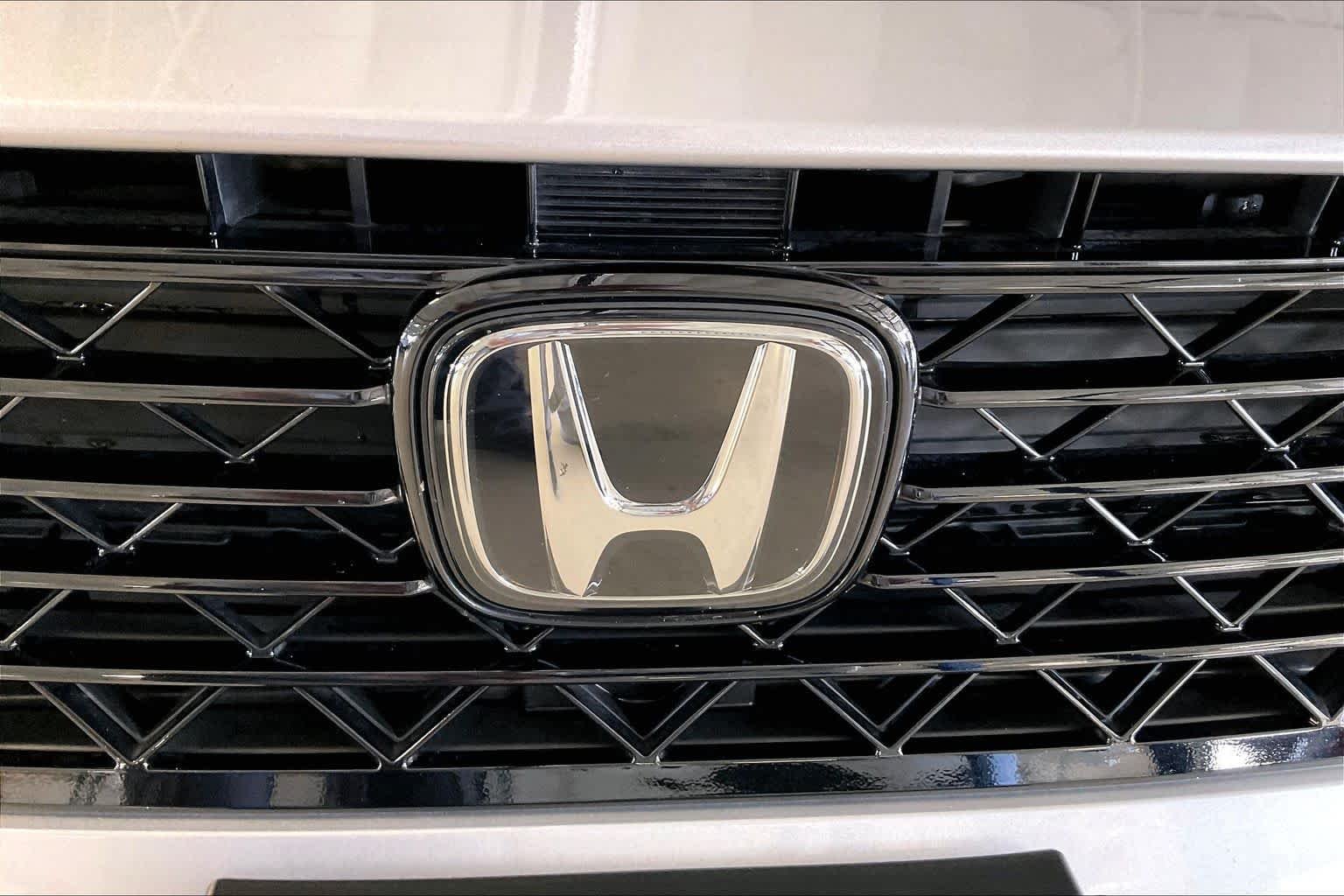 Used 2025 Solar Silver Metallic Honda SE image 31