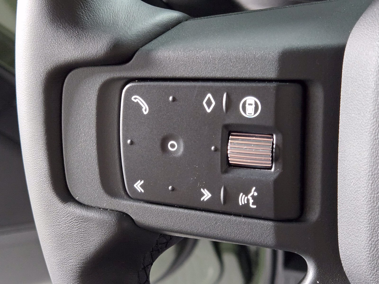 New 2026 Woolstone Green Land Rover X-Dynamic SE image 24