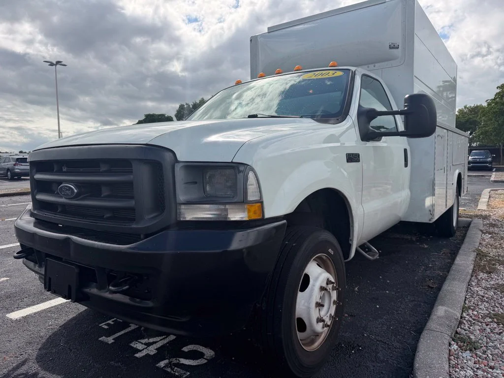 Used 2003 White Ford Super Duty Line image 2