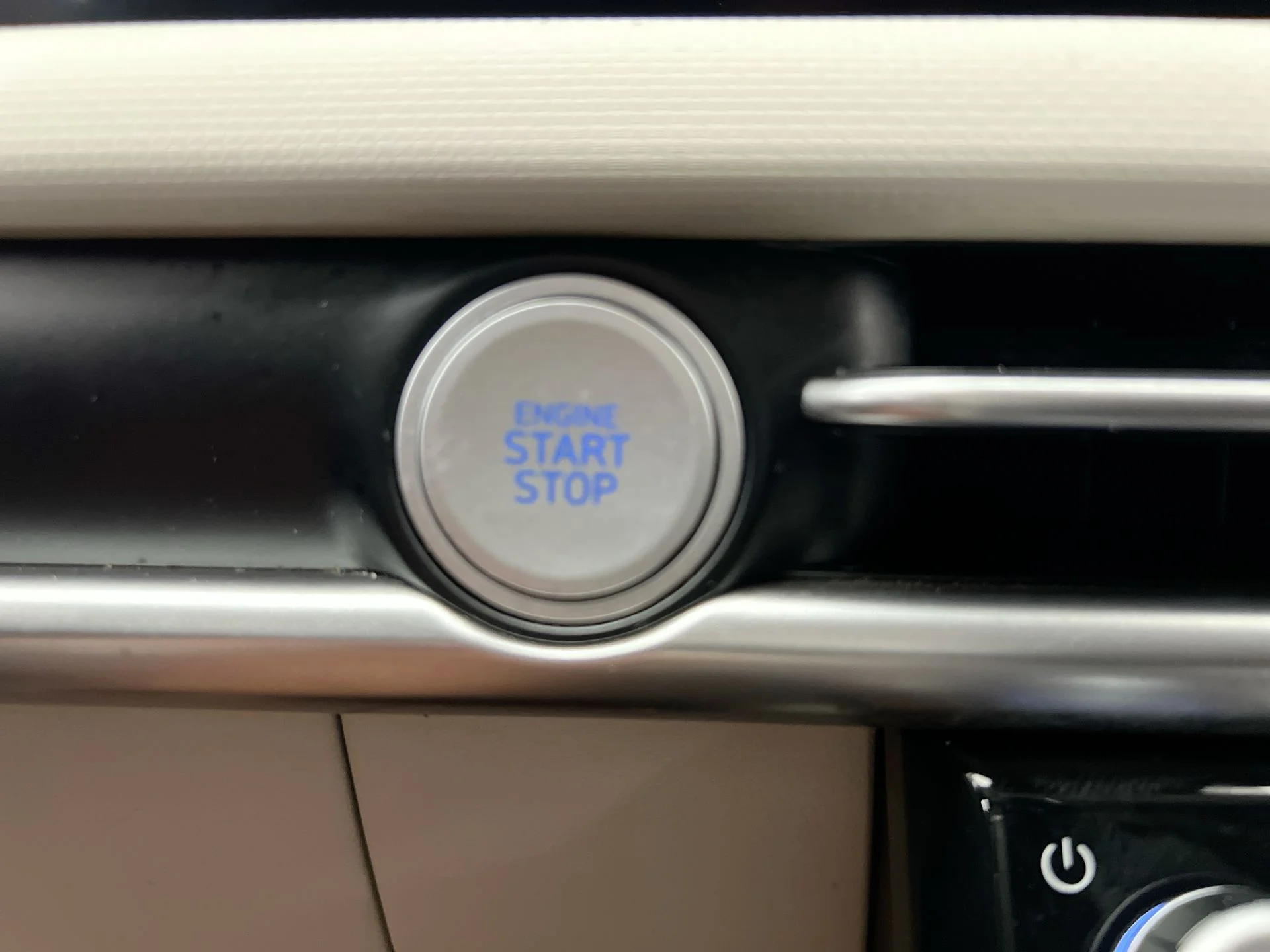 Used 2025 Silver Hyundai SEL image 35