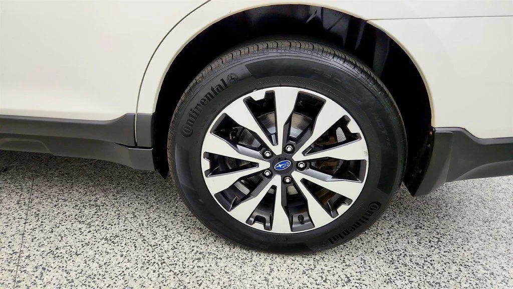 Used 2015 Crystal White Pearl Subaru 4dr Wagon 2.5i Limited PZEV w/ Popular Package #4 image 9